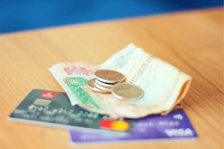 Рабочий стол с документами и паспортом в деловом офисе Дубая — иллюстрация к материалу о налоговом резидентстве ОАЭ и сертификате налогового резидентства TRC